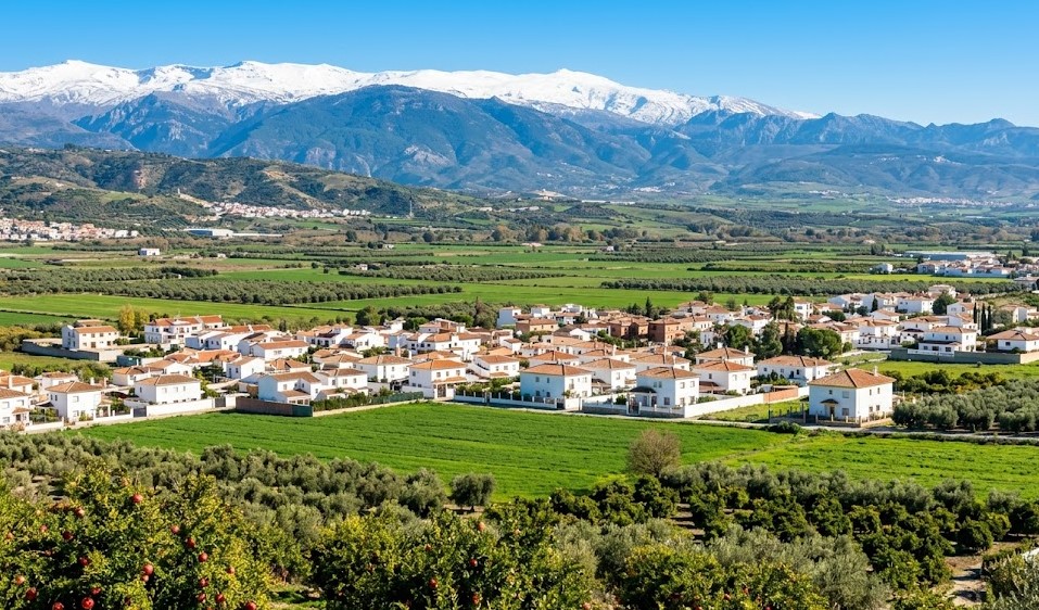 Vistas de las zonas residenciales de Cájar, la Vega de Granada y Sierra Nevada al fondo